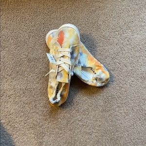 Women’s casual shoe.